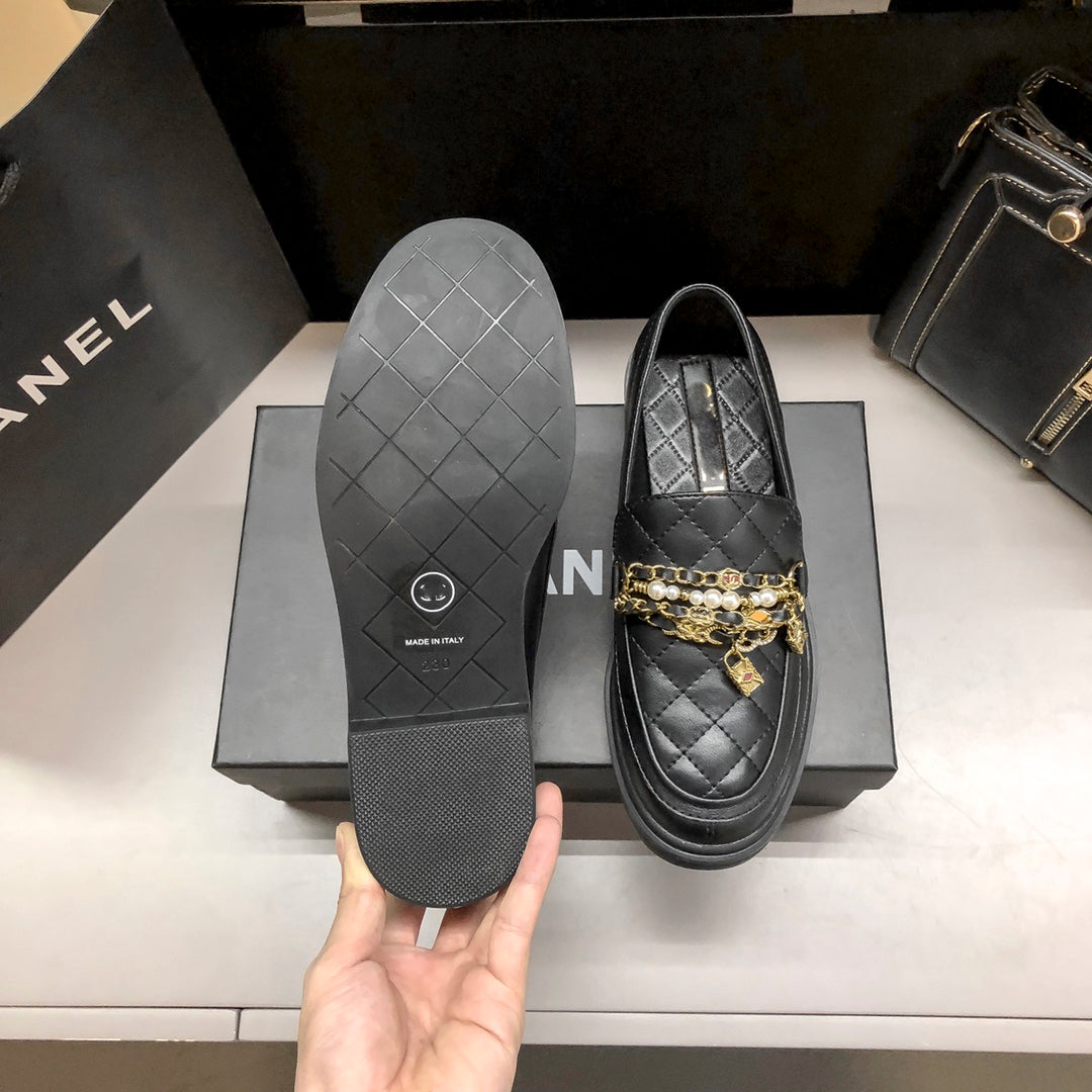 Chain Pendant Loafers